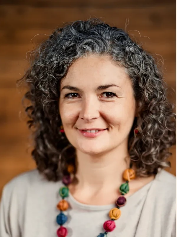 Porträt von Birgit Singer, Astrologin